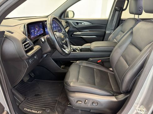 Used 2025 Chevrolet Traverse LT FWD image 13