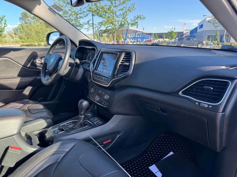 Used 2019 Jeep Cherokee Trailhawk AWD/4WD image 16