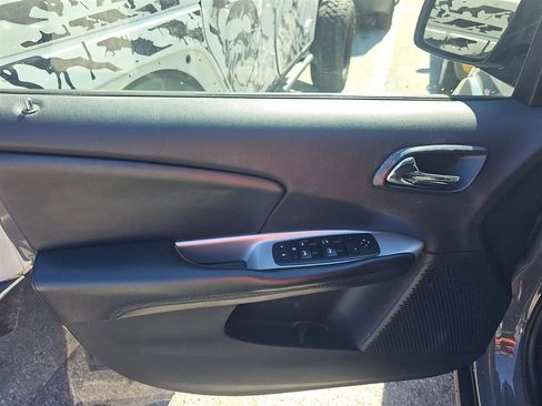 Used 2020 Dodge Journey SE w/ Blacktop Package FWD image 9