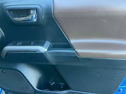 Used 2016 Toyota Tacoma Limited image 19