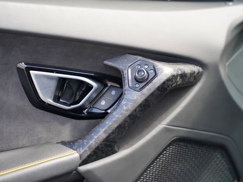 Used 2021 Lamborghini Huracan EVO image 17