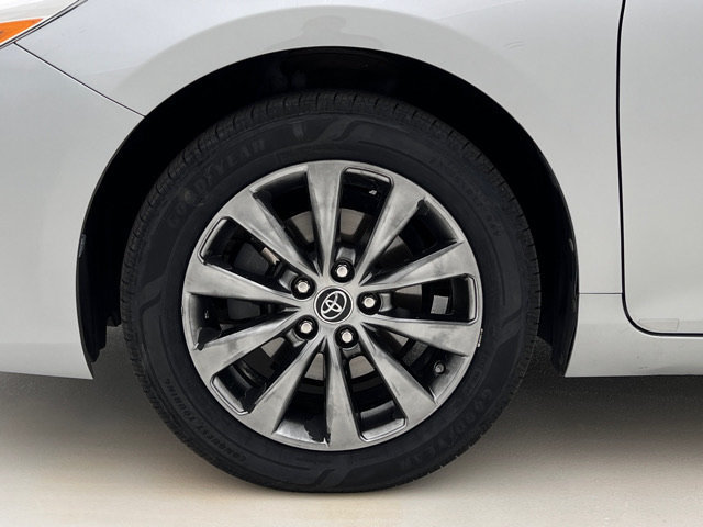 Used 2015 Toyota Camry XLE w/ Moonroof Package FWD image 26