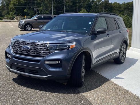 Used 2021 Ford Explorer XLT w/ Equipment Group 202A RWD image 3