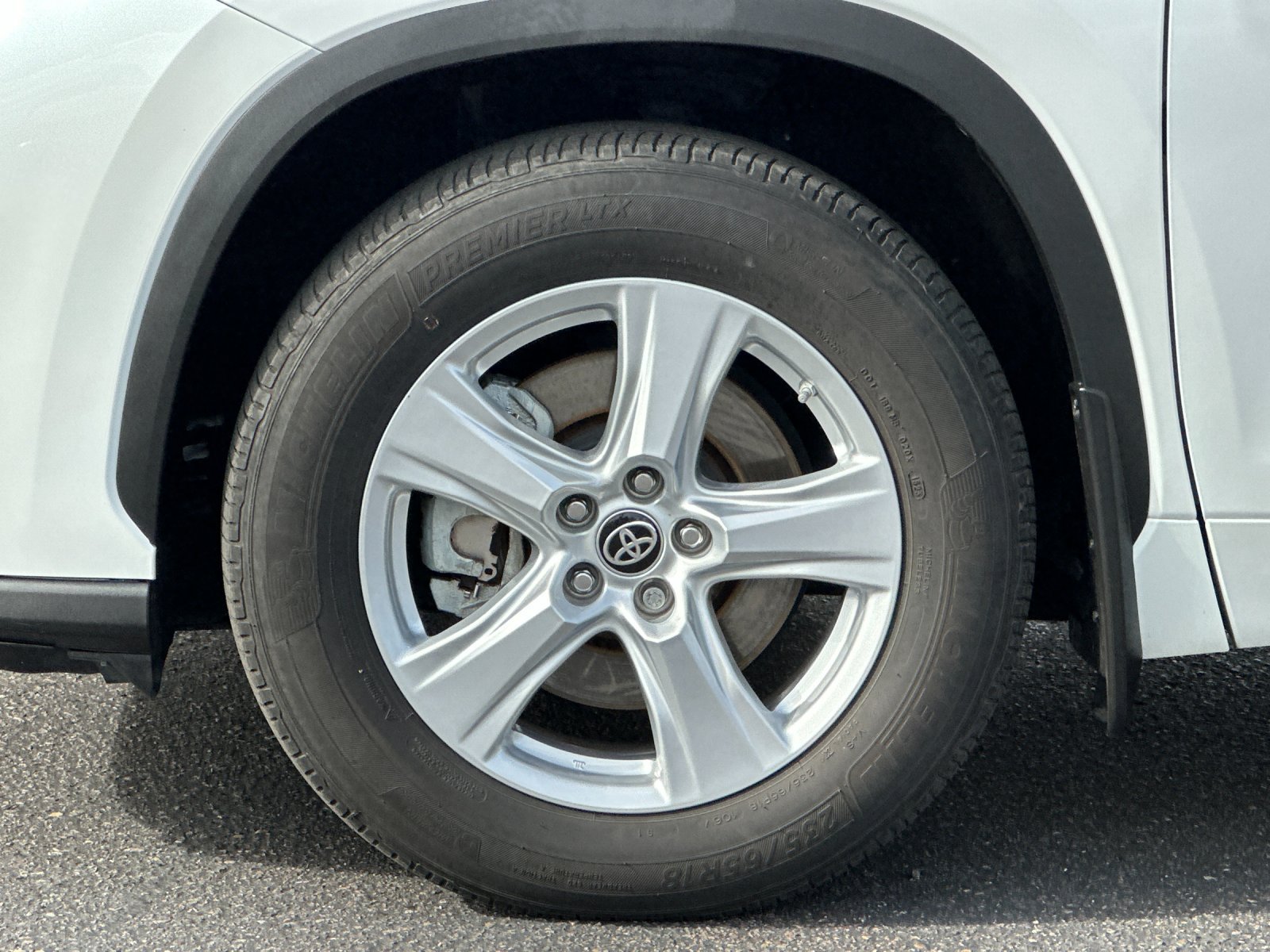 Used 2023 Toyota Highlander LE FWD image 24