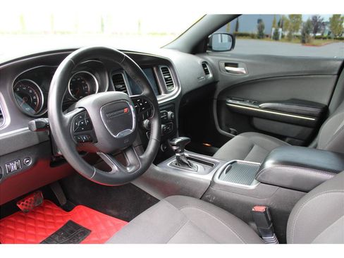Used 2018 Dodge Charger SXT RWD image 9