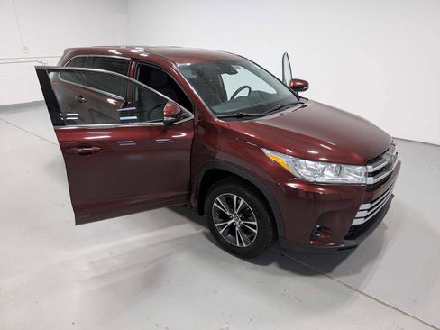 Used 2018 Toyota Highlander LE image 16