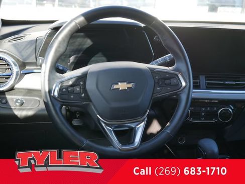 Used 2024 Chevrolet Trax LT w/ LT Convenience Package FWD image 41