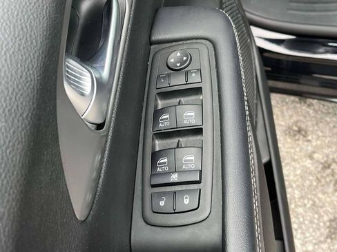 Used 2025 Chrysler Pacifica Select FWD image 13