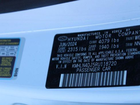 Used 2024 Hyundai Elantra Limited image 17