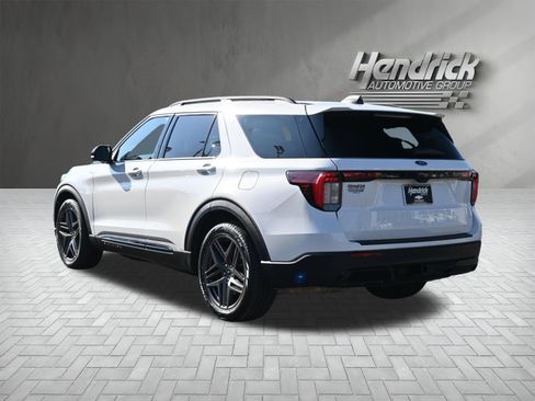 Used 2025 Ford Explorer ST-Line w/ Premium Package image 8