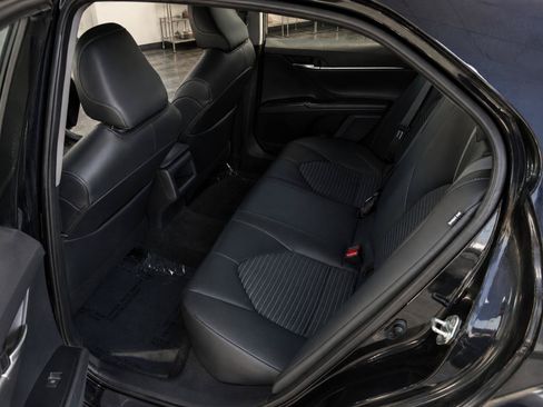 Used 2018 Toyota Camry SE FWD image 9