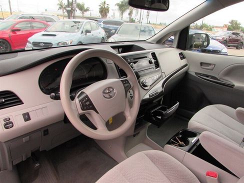 Used 2013 Toyota Sienna LE FWD image 9