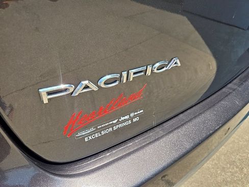 Used 2023 Chrysler Pacifica Touring-L FWD image 18