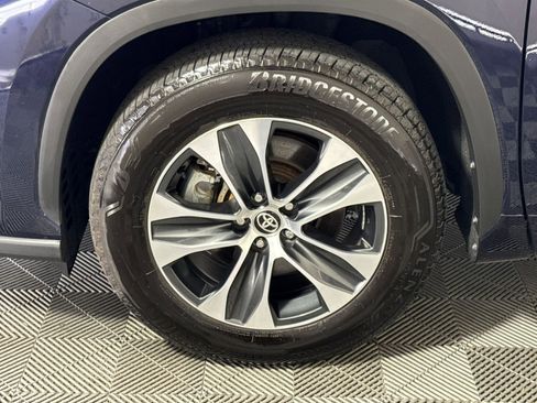 Used 2025 Toyota Highlander XLE FWD image 12