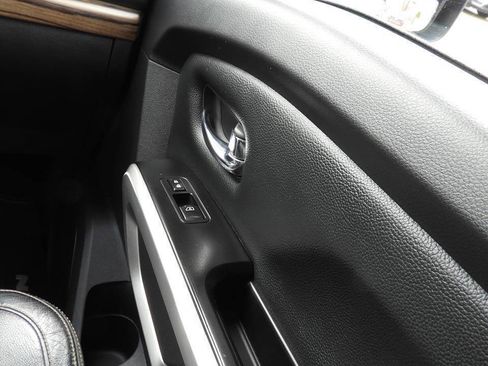 Used 2018 Nissan Titan SL w/ Chrome Package image 33