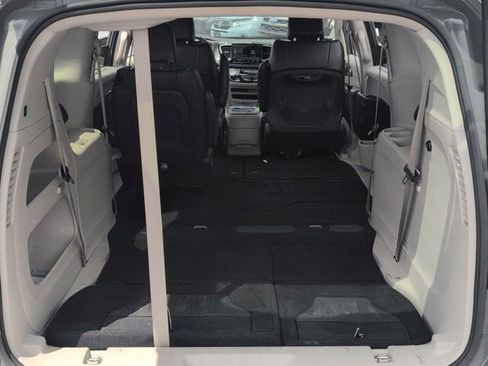 Used 2023 Chrysler Pacifica Touring-L image 28