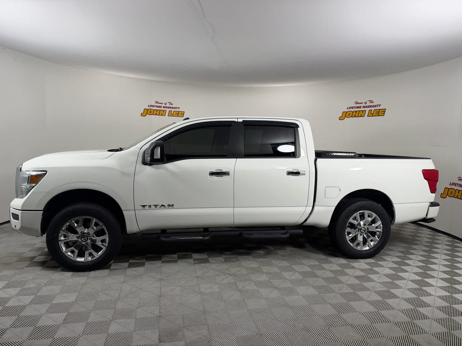 Used 2021 Nissan Titan SV w/ SV Convenience Package AWD/4WD image 2