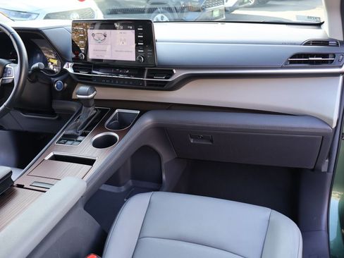 Used 2024 Toyota Sienna XLE image 31