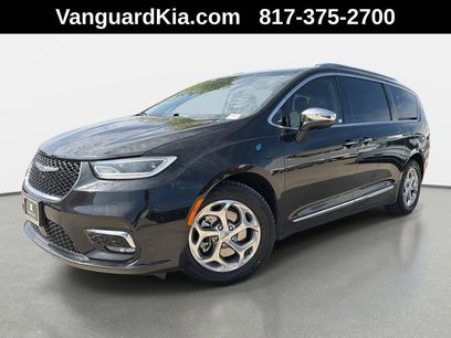 Used 2021 Chrysler Pacifica Limited w/ Uconnect Theater Family Group