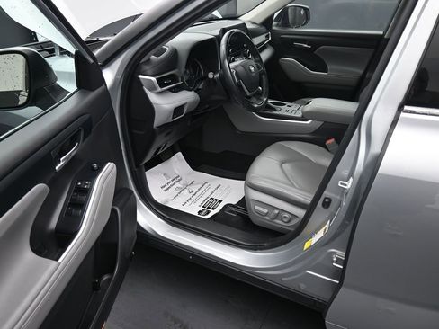 Used 2022 Toyota Highlander XLE image 15