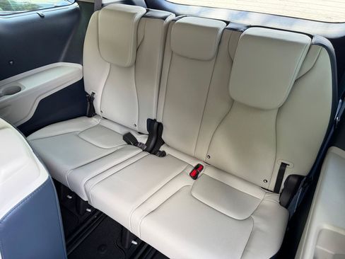Used 2025 Kia Carnival EX FWD image 6