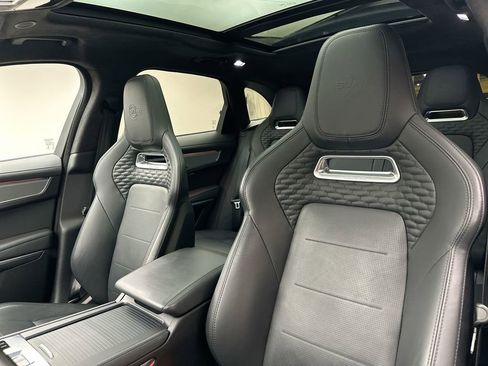 Used 2023 Jaguar F-PACE SVR image 10