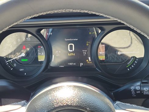 Used 2025 Jeep Wrangler Unlimited Sahara image 9