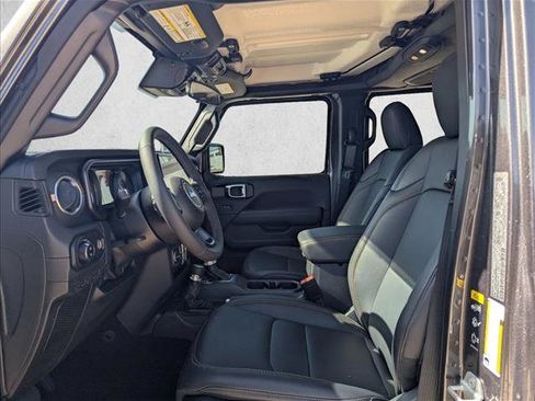 Used 2025 Jeep Gladiator Sport AWD/4WD image 12