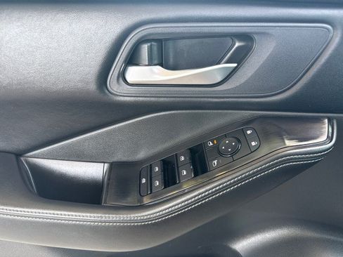 Used 2025 Nissan Rogue SV AWD/4WD image 9