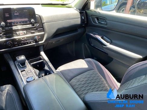Used 2024 Nissan Pathfinder SV AWD/4WD image 31