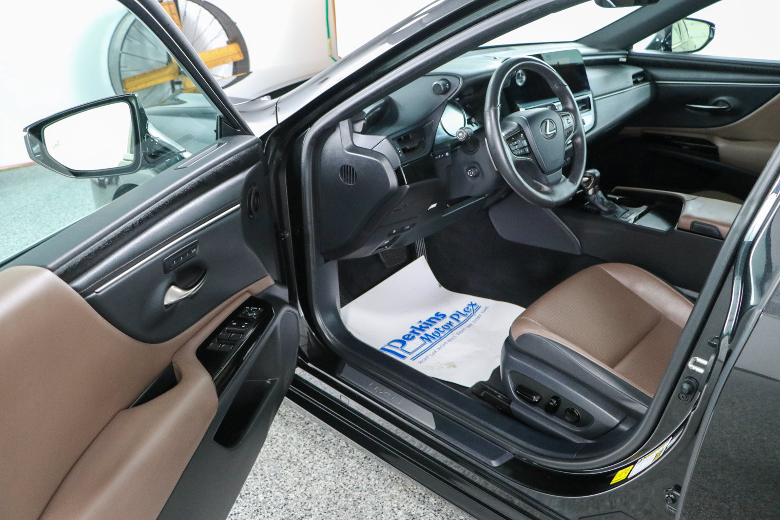 Used 2024 Lexus ES 350 w/ Premium Package FWD image 3