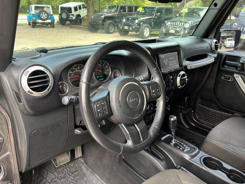 Used 2017 Jeep Wrangler Unlimited Sahara w/ Connectivity Group image 14