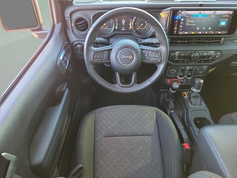 Used 2024 Jeep Gladiator Mojave AWD/4WD image 10