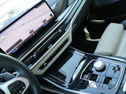 Used 2025 BMW X7 M60i AWD/4WD image 22