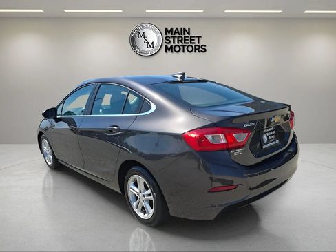 Used 2017 Chevrolet Cruze LT FWD image 3