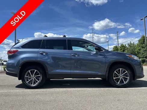 Used 2019 Toyota Highlander XLE AWD/4WD image 3