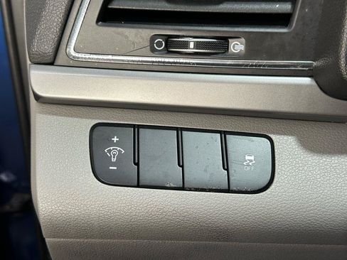 Used 2017 Hyundai Elantra SE FWD image 29