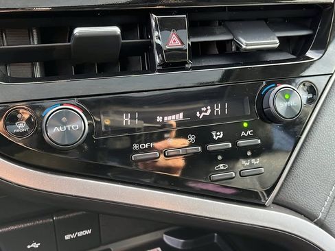 Used 2022 Toyota Camry SE image 19