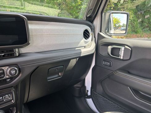 Used 2025 Jeep Wrangler Unlimited Sahara AWD/4WD image 37