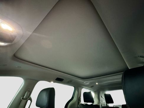 Used 2023 Chrysler Pacifica Limited image 16