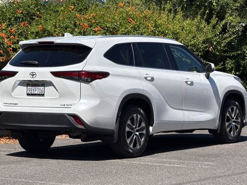 Used 2022 Toyota Highlander XLE AWD/4WD image 3