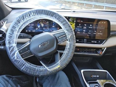 Used 2025 Chevrolet Equinox ACTIV w/ Safety and Technology Package image 9