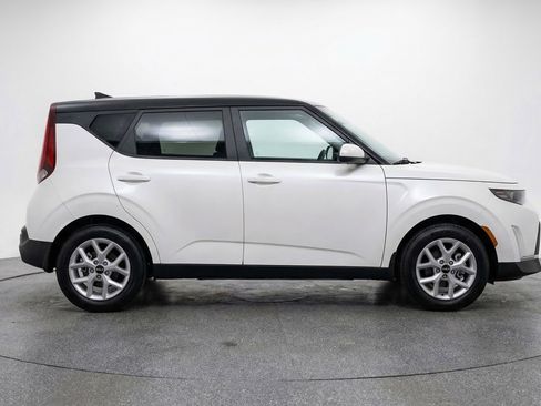 Used 2025 Kia Soul LX w/ LX Technology Package image 11