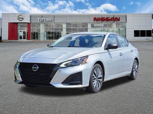 Used 2025 Nissan Altima 2.5 SV FWD image 8