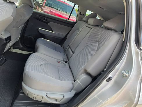 Used 2020 Toyota Highlander L image 7