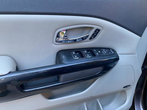Used 2016 Kia Sedona SX image 25