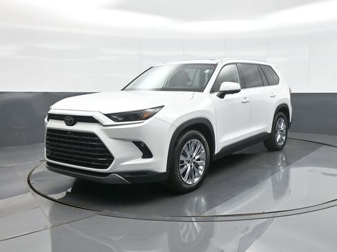 Certified 2024 Toyota Grand Highlander AWD image 3