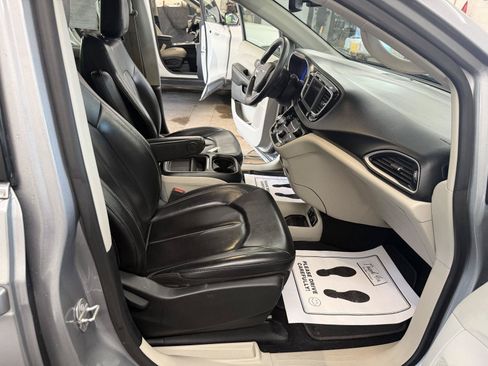 Used 2020 Chrysler Voyager Lxi FWD image 29