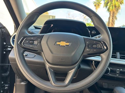 Used 2025 Chevrolet Trax LT image 31