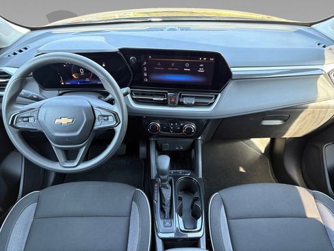 Used 2025 Chevrolet TrailBlazer LT image 2